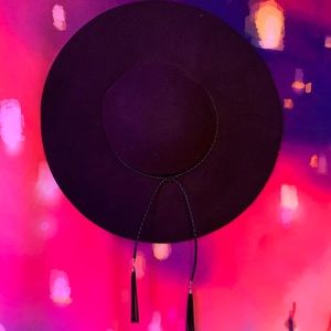 Black witchy round hat. New